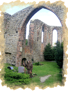 Nikolaifriedhof mit Ruine